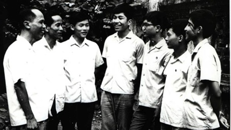 Đội dự tuyển IMO năm 1974 cùng các thầy giáo..