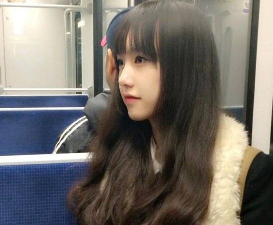 9X Viet bi chup len tren tau dien vi qua xinh hinh anh