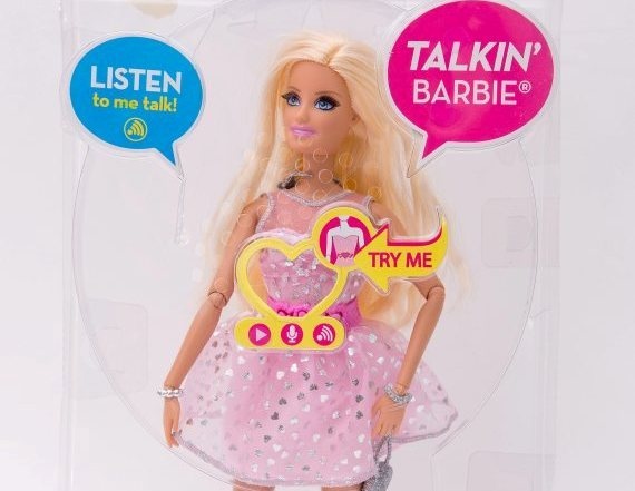 Phu huynh soc khi nghe bup be Barbie chui the hinh anh