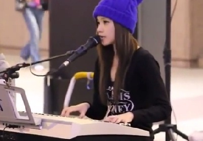 Clip hot girl danh trong khoe giong hat ngot ngao hinh anh