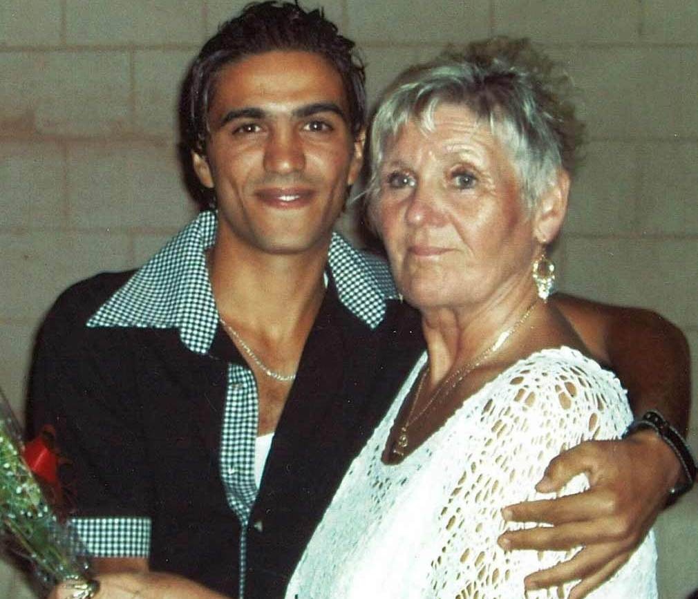 Chang boi ban 21 tuoi ket hon voi cu ba 70 tuoi hinh anh