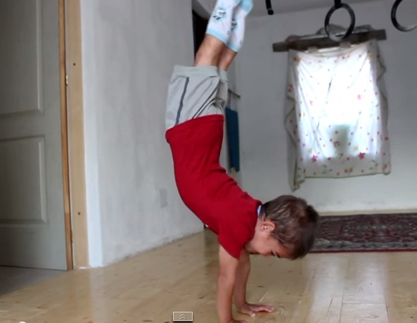 Clip luc si nhi chong day goc 90 do lien tuc trong 2 phut hinh anh