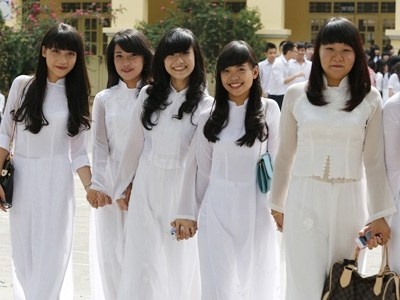 Cam giang vien, sinh vien mac quan jeans, di dep le hinh anh