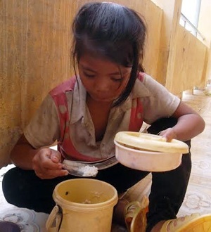 Bua com cam canh voi muoi ot cua hoc sinh Van Kieu hinh anh
