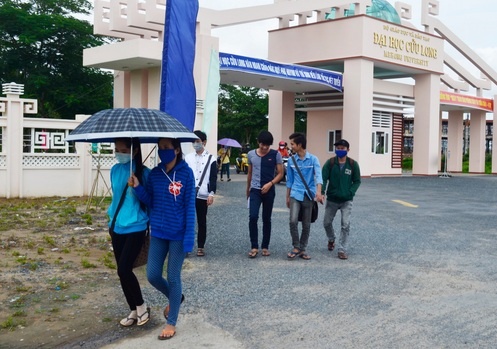 Vi sao cam sinh vien mac quan jeans? hinh anh