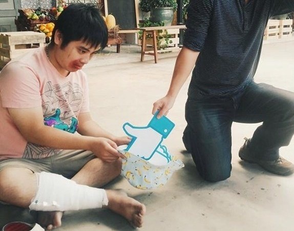 Anh thanh nien gap nan xin like lan truyen tren mang hinh anh