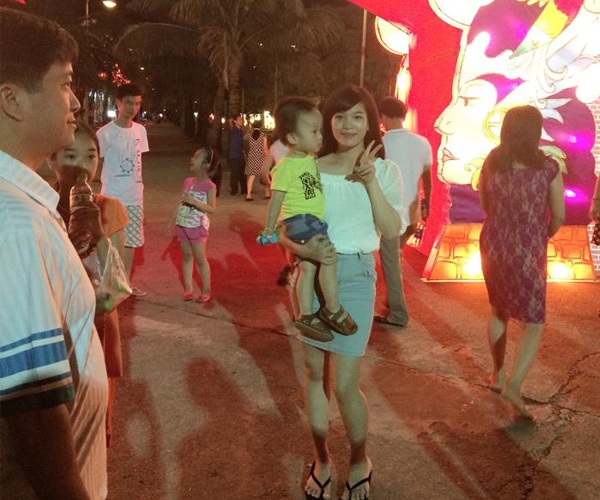 Thi thoảng cả nhà vẫn đi chơi chung, nhưng giống như là cặp bồ hay tình nhân hơn là vợ chồng. Xong thì ai về nhà người nấy, lâu lâu nhắn tin hỏi thăm nhau xem còn sống hay chết là đủ”.
