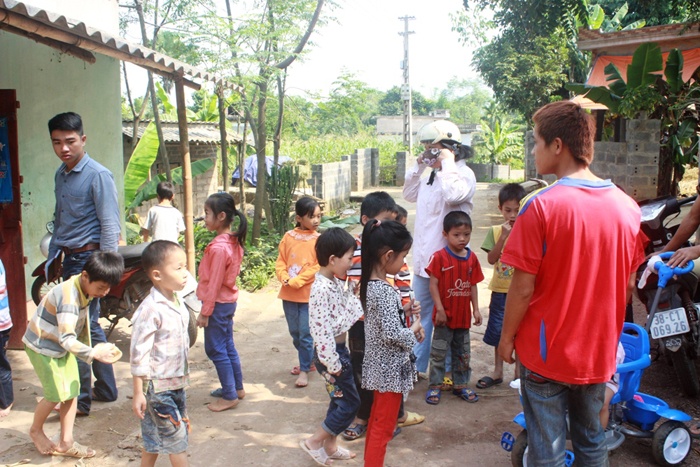 Phụ huynh đón học sinh tan học.