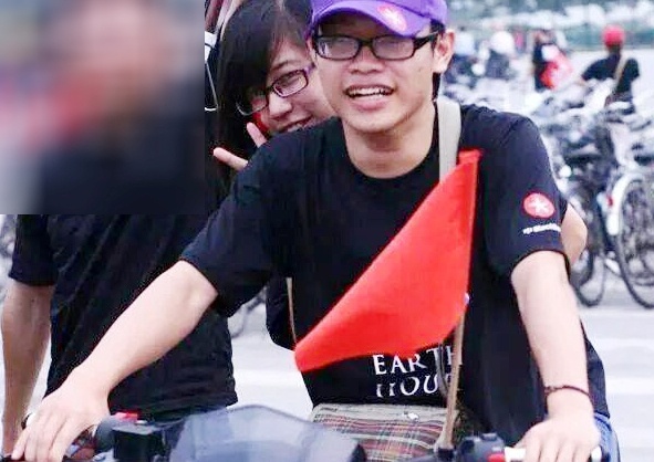 Chang trai chay bo 6 km tim nguoi yeu trong dem phao hoa hinh anh