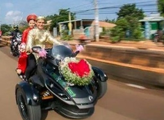 Chu re cuoi sieu mo to ruoc dau gay xon xao mang xa hoi hinh anh