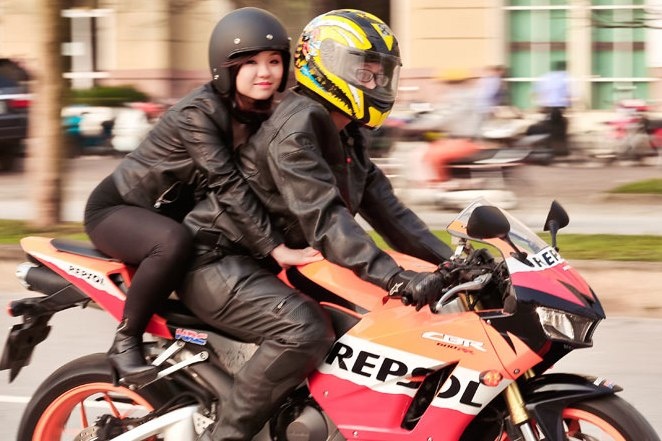 Cap doi Ha thanh phuot tren xe phan khoi lon chup anh cuoi hinh anh