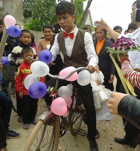 Khác biệt với anh Thanh Tùng, chú rể Trần Đình Quang, 21 tuổi  và cô dâu Nguyễn Thị Tĩnh 19 tuổi, Hà Nội lại chọn chiếc xe đạp cà tàng làm phương tiện rước dâu trong ngày trọng đại của mình. Việc làm này của chú rể cũng khiến chính cô dâu bị sốc, ban đầu Tĩnh nhất định không chịu ngồi lên xe đạp nhưng trước sự thuyết phục của Quang, cô dâu đành mượn được một đôi dép tổ ong để thay giày cao gót và… leo lên xe.