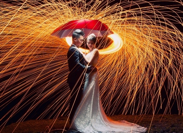 Cap doi chup anh cuoi duoi tram nghin tia lua hinh anh