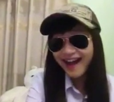 Clip co gai hat nhep Thuy Hu voi phong cach vui nhon hinh anh