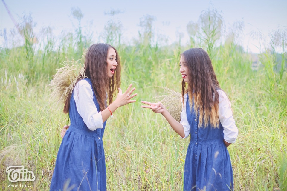 Do hoàn cảnh gia đình nên bố mẹ của họ đã chuyển vào TP.HCM. Vì thế, từ nhỏ Vân và Vy đã sống cùng với bà ngoại nên rất ít khi được gặp mẹ. Đợt vừa rồi Vân vào TP.HCM chơi với mẹ thì lúc đầu, chính mẹ cũng nhầm lẫn Vân là Vy. 