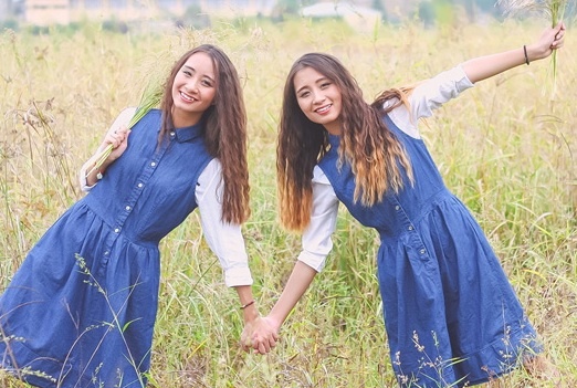 Chi em song sinh ke chuyen nham lan hai huoc o lop hoc hinh anh