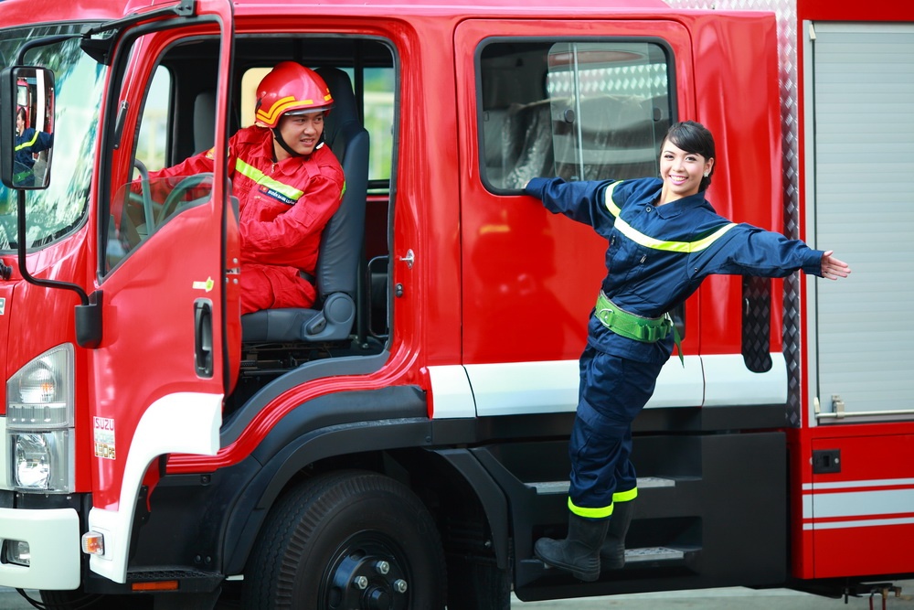 Cap doi chup anh cuoi voi dong phuc va xe chua chay hinh anh