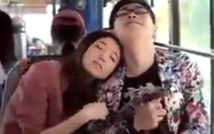 Clip 'Hay can than khi gap gai xinh tren xe buyt' hinh anh