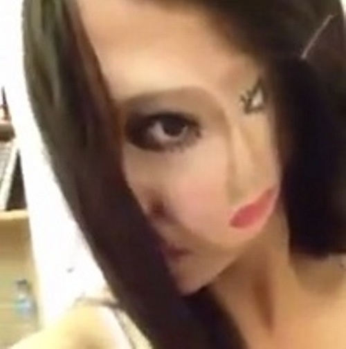 Clip co gai hoa trang hai guong mat gay chu y hinh anh