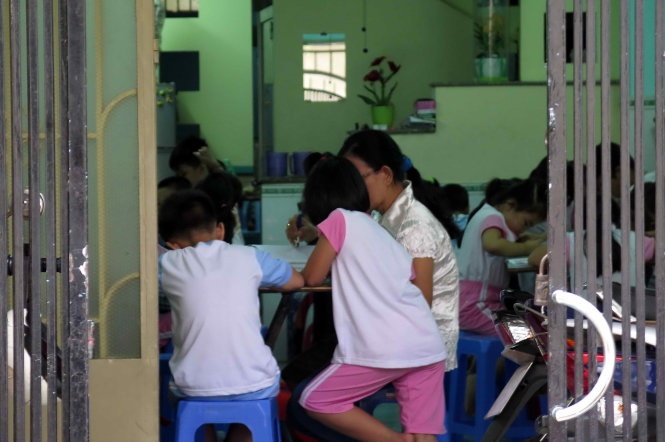 Một buổi học thêm của học sinh lớp 1 tại nhà giáo viên tại TPHCM. Ảnh: Như Hùng