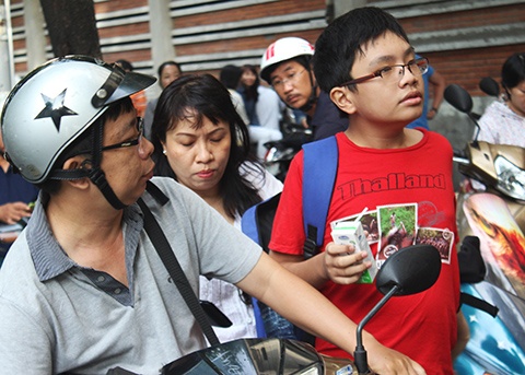 Phụ huynh đưa con đi thi vào lớp 6 Trường THPT chuyên Trần Đại Nghĩa năm 2014-2015
