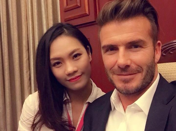 Danh tinh co gai chup anh cung David Beckham gay bao mang hinh anh