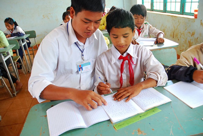 A Tử cùng thầy giáo chủ nhiệm Lê Xuân Sỹ - người trực tiếp cứu mạng em - Ảnh: B.D.