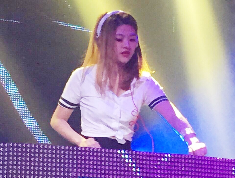 DJ 9X mac dong phuc nu sinh choi nhac trong quan bar hinh anh