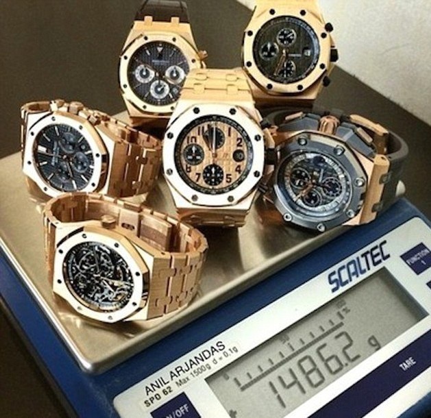 Anil Arjandas tự hào khi khoẻ ảnh mang đồng hồ hiệu đi cân ký.