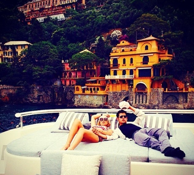 Harry Brant, con trai của Stephanie Seymour và Peter Brant, cũng trên bờ biển Amalfi cho một 