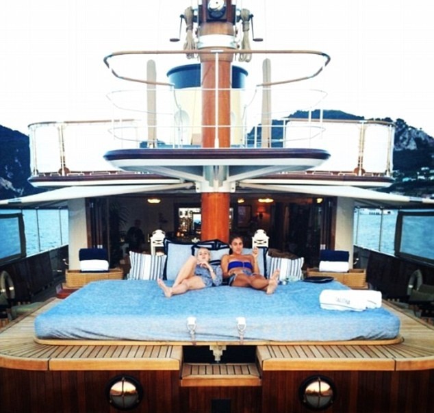 Natasha Jo mất rất nhiều hình ảnh của kỳ nghỉ của mình trong Spiaggia Di Capri.