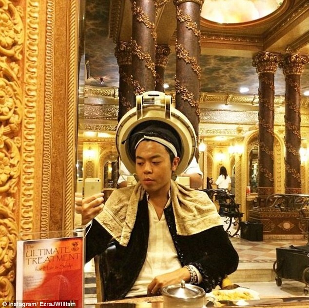 Ezra William, một sinh viên đại học New York với một tình yêu cho túi xách Hermes Birkin, trái kỳ nghỉ của mình trong phong cách nhận được một điều trị tóc sang trọng ở Bali.