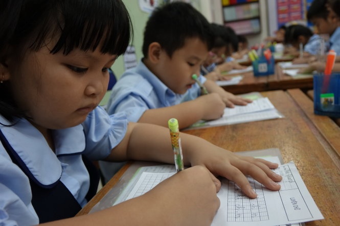 Không ít HS lớp 1 phải học ba ca/ngày mới theo kịp chương trình, đặc biệt là những HS chưa được học trước khi vào lớp 1 - Ảnh: Như Hùng