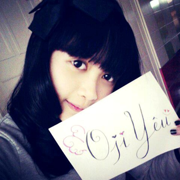 Mờ Naive chia sẻ trước đây chữ cô viết chữ rất xấu nhưng vì ngồi cạnh một bạn viết chữ đẹp nên cũng muốn tập theo. 9X cật lực rèn chữ trong vòng hai tuần và nét chữ đã dần có sự thay đổi. Theo thời gian. cô bạn ngày càng viết đẹp hơn và hiện tại, nét chữ Mờ Naive rất hoàn hảo. Ảnh: NVCC.