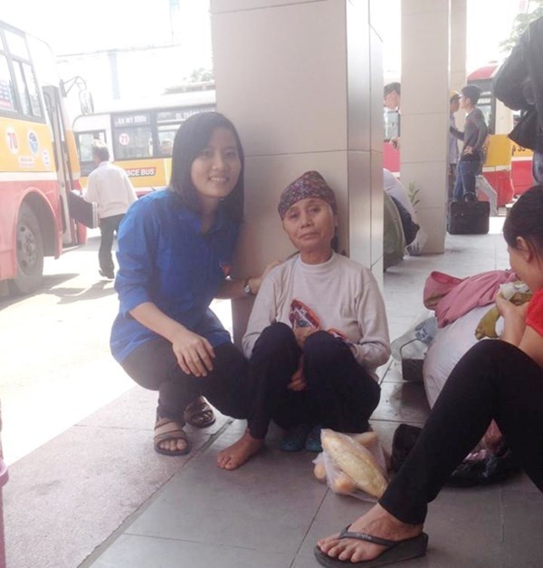 Nguyễn Thị Mai Sao đang phát suất ăn miễn phí cho bệnh nhân nghèo.