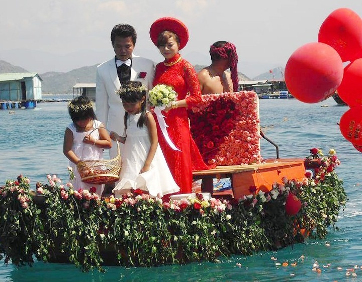 Chang trai ket 3.000 bong hong lam ghe ruoc dau tren bien hinh anh