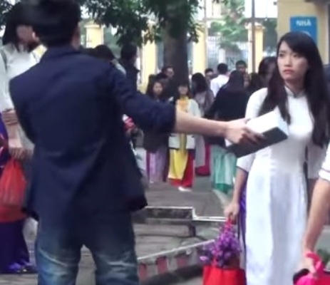 Clip tan gai qua bai hat 'Chac ai do se ve' hinh anh