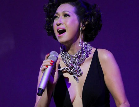 Sao Viet dung tuoi van khong ngai mac ho hinh anh