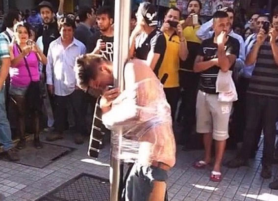 Chang trai bi lot do, dan dinh vao cot den vi toi an trom hinh anh