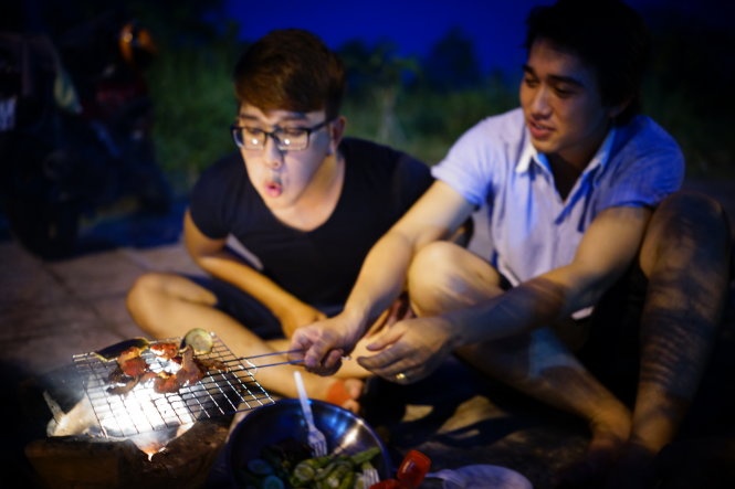 Nhóm SV ĐH Kinh tế nướng than trên hỏa lò rất gia đình tối 28-11 - Ảnh: THUẬN THẮNG