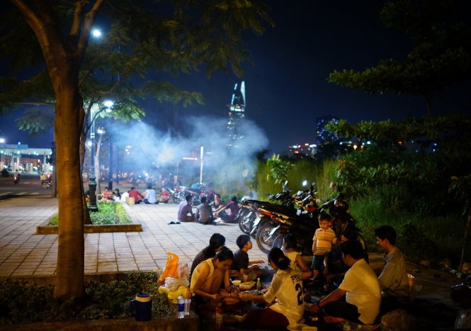 Món nướng tổng hợp của một nhóm bạn trẻ nhìn đủ chảy nướng miếng - Ảnh: THUẬN THẮNG