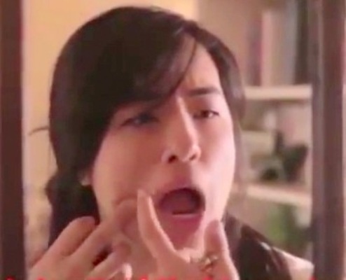 Clip nhung dieu ky cuc con gai hay lam khi o mot minh hinh anh