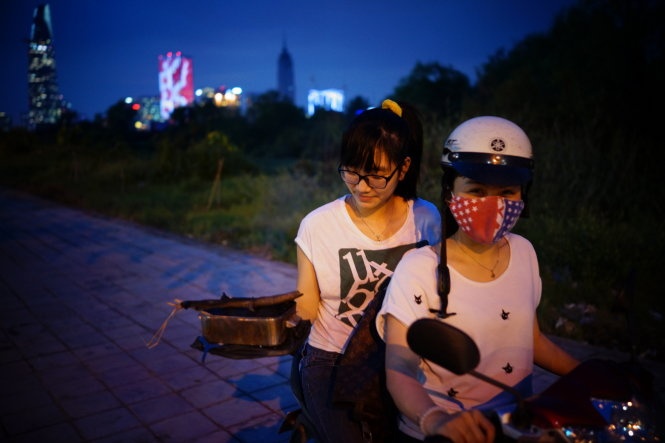 Hai nàng SV ĐH Kinh tế săn sàng mang cả bếp than chuẩn bị cho một đêm picnic - Ảnh: THUẬN THẮNG