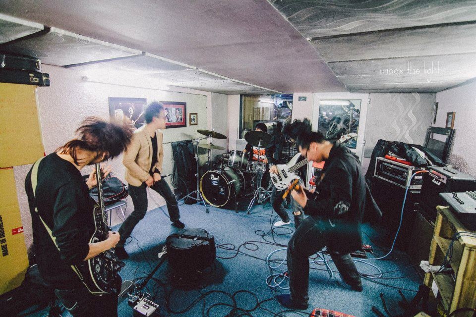 Clip Broken Truth cua W.A.A.H hinh anh