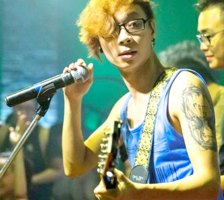 Chang trai tu choi ke nghiep gia san, bo hoc theo rock hinh anh