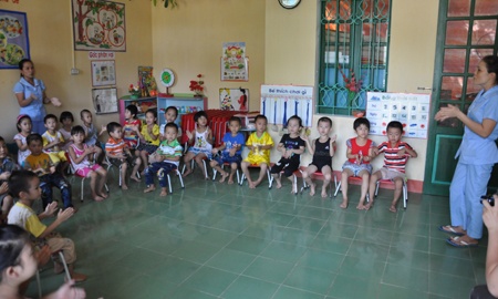 Trong một tiết dạy của cô trò Trường MN Lương Thịnh. (Ảnh: Văn Chung)