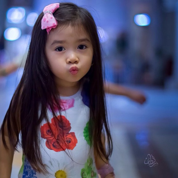 Nhờ sự đáng yêu khó cưỡng của mình, Breanna Youn được người hâm mộ đến từ khắp nơi gửi tặng rất nhiều quà. Túi xách tui Louis Vuitton, đồ Chanel, trang sức Tiffani, tham dự những buổi tiệc chiêu đã tràn đầy socola và bánh quy... là tất cả những gì cô bé 5 tuổi khiến các bạn cùng trang lứa ghen tị đến phát điên. Mới đây, thiên thần nhí này lại đưa cả gia đình từ Hàn Quốc đến Dubai du lịch. Họ được chào đón trong khách sạn năm sao và luôn có ô tô sẵn sàng đợi trước cửa để đưa đón.