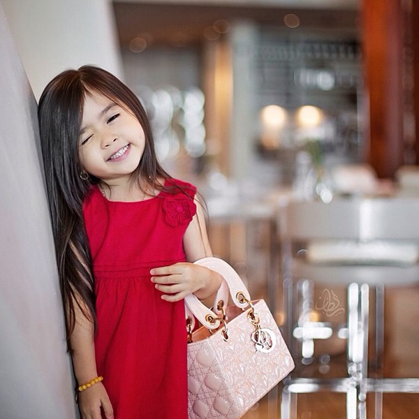 Tình yêu này xuất phát từ một đoạn clip Breanna mang túi hiệu, nhảy điệu chân sáo trên nền nhạc của Miley Cyrus. Clip được lan truyền và gây sốt khắp các trang web của đất nước Trung Đông, nơi số người sử dụng internet lên đến 77%.