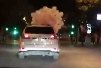 Thieu gia Ha Noi di xe Lexus mua bong bay tang ban gai hinh anh