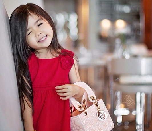 Be 5 tuoi co cuoc song xa hoa nho noi tieng tren mang hinh anh